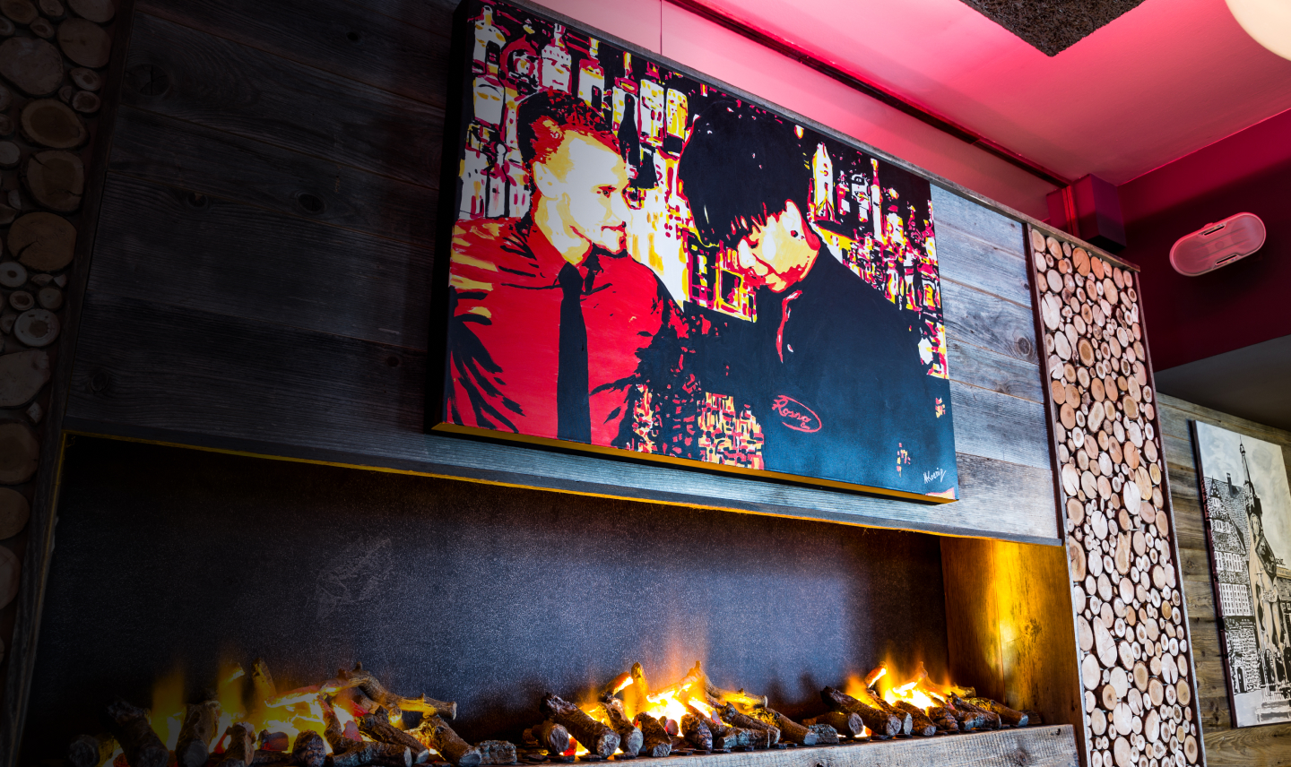 Ein Foto der Bar. Im Hintergrund hängt ein Foto von Rene und John an der Wand.